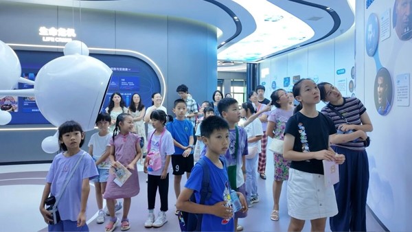 周末亲子营开启！探秘广西综合细胞库，小小研究员共赴细胞奇妙之旅，解锁液氮冻鱼实验